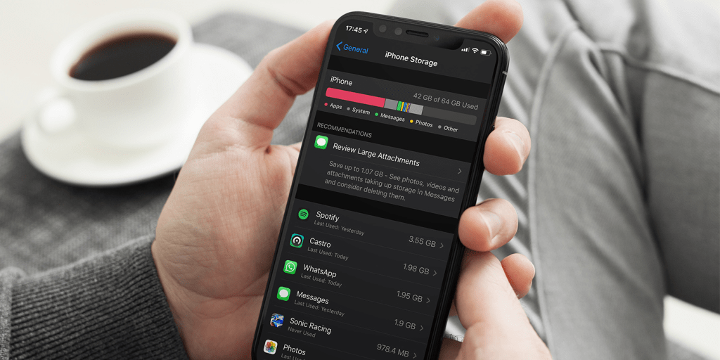 Cara mengatasi iPhone lemot itu ternyata enggak harus selalu ganti HP atau factory reset, kok. Dengan rutin membersihkan file sampah iPhone yang tersembunyi di dalam cache, kamu bisa bikin performa iPhone kamu balik ngebut lagi.