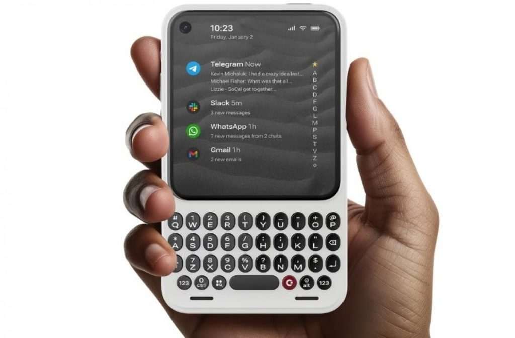 Clicks Communicator warna putih dengan keyboard fisik